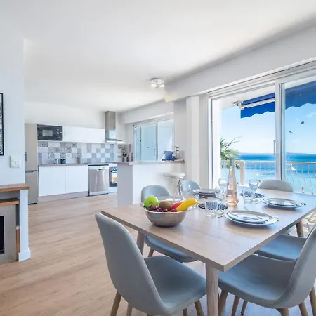 Rare! 2-br Seafront Lägenhet